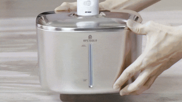 Stromend water van de APETDOLA drinkfontein met fluisterstille werking