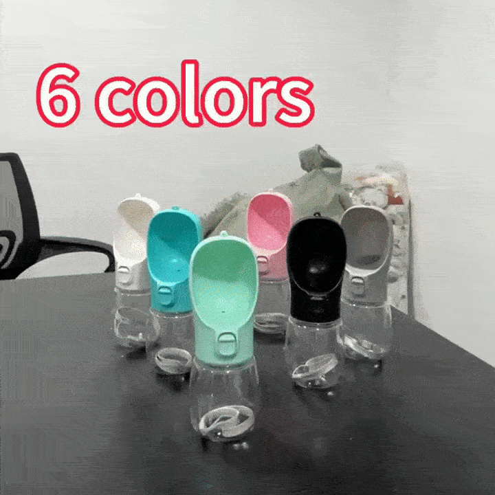 Demonstratie van het compacte ontwerp van de draagbare hondenwaterfles – eenvoudig te gebruiken en lekvrij voor onderweg