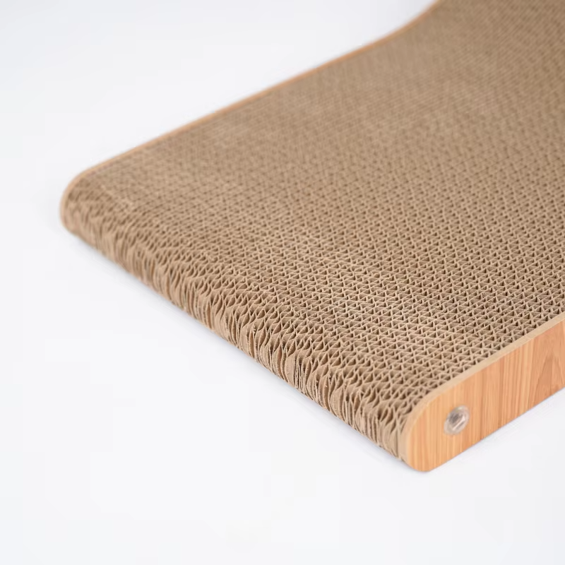 Verticale kattenkrabplank met houten basis en stevig kraboppervlak