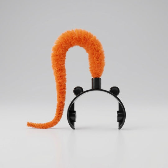 Fel oranje pluche reserve-staart met een zwarte bevestigingsbeugel, specifiek ontworpen voor de Interactieve Kattenbal met Wormstaart.