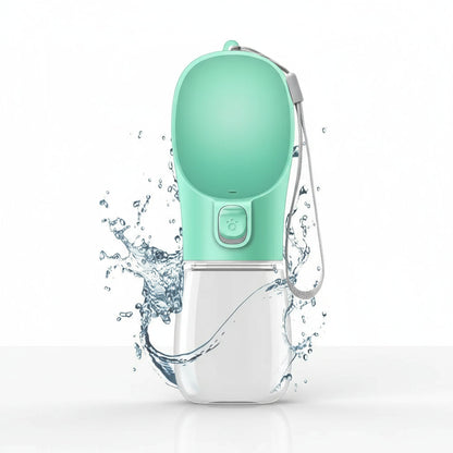 Waterdichte draagbare hondenwaterfles in mintgroen met spetters water op witte achtergrond