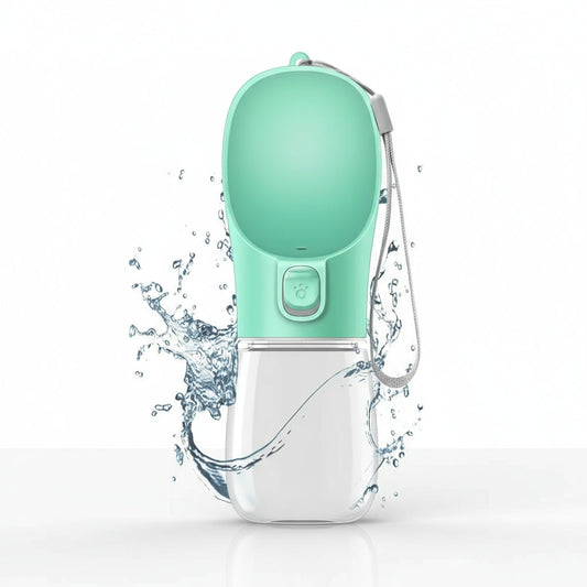 Waterdichte draagbare hondenwaterfles in mintgroen met spetters water op witte achtergrond