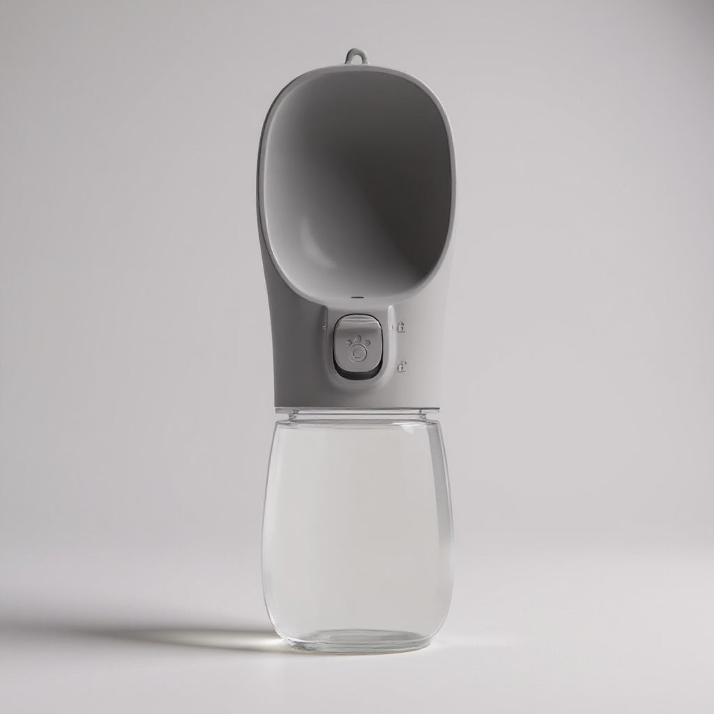 Studiofoto van grijze hondenwaterfles op witte achtergrond