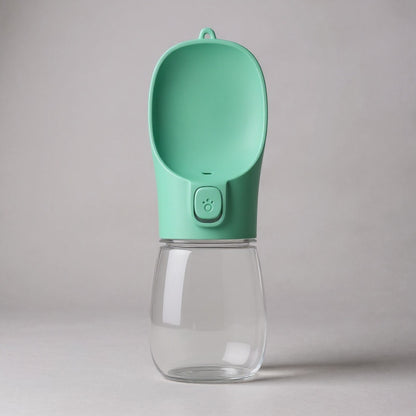 Studiofoto van groene draagbare hondenwaterfles voor huisdieren