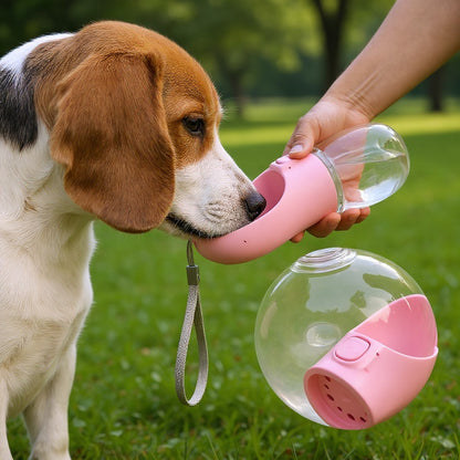 hond drinkt uit roze draagbare waterfles tijdens wandeling