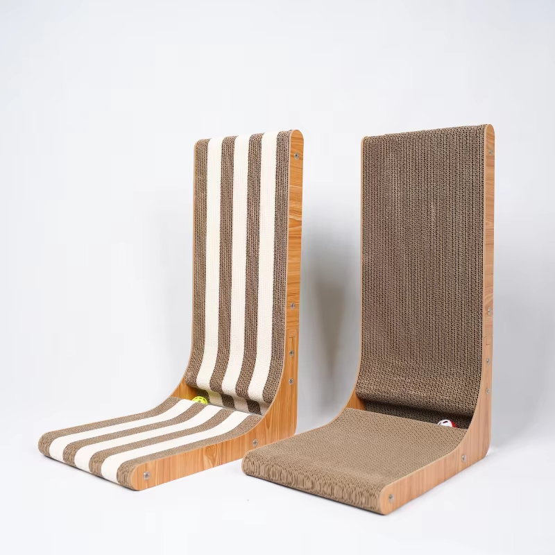 Set van twee kattenkrabplanken met hout en gestreept patroon