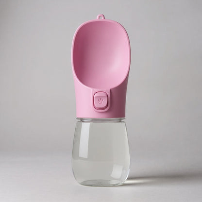 Studiofoto van roze draagbare hondenwaterfles voor huisdieren