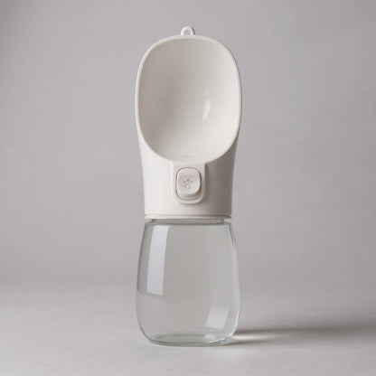 Studiofoto van witte hondenwaterfles op witte achtergrond