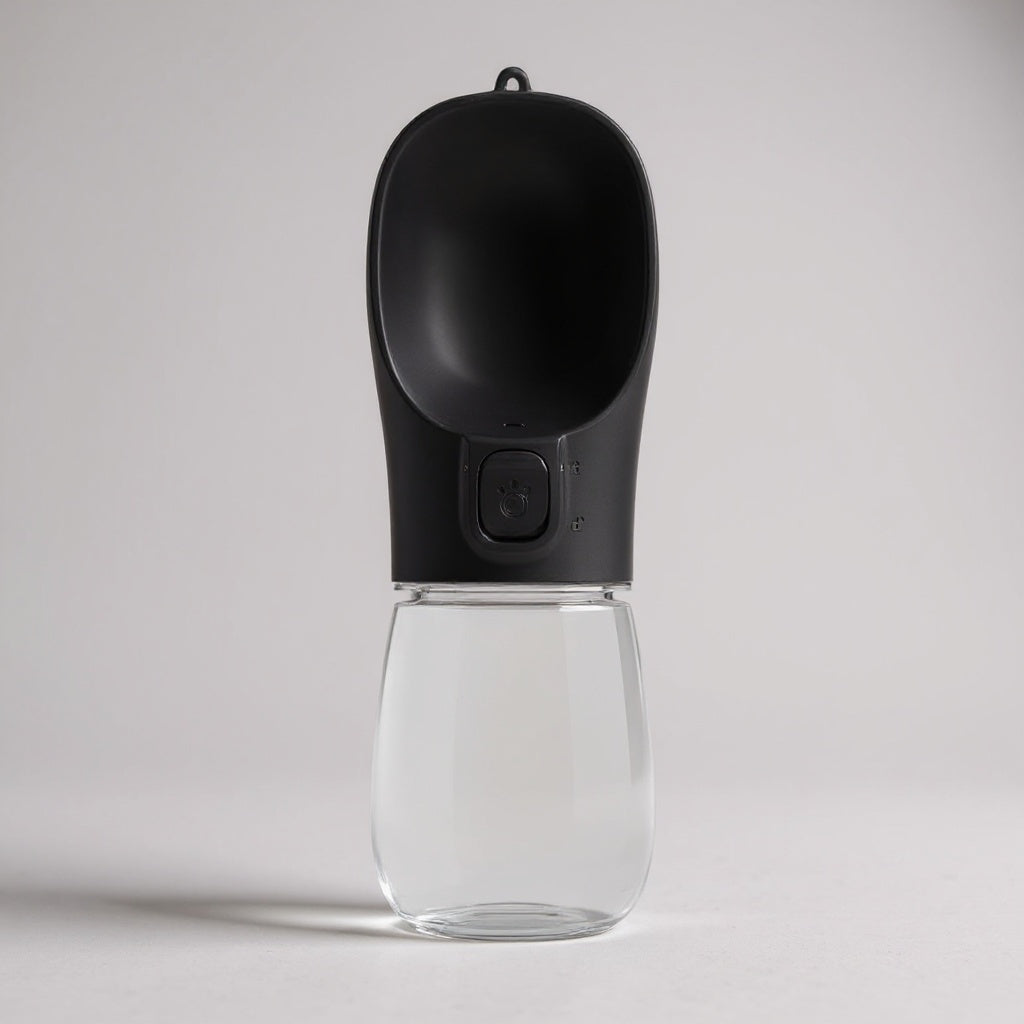 Studiofoto van zwarte draagbare hondenwaterfles met transparante onderkant