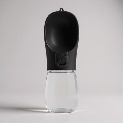 Studiofoto van zwarte draagbare hondenwaterfles met transparante onderkant